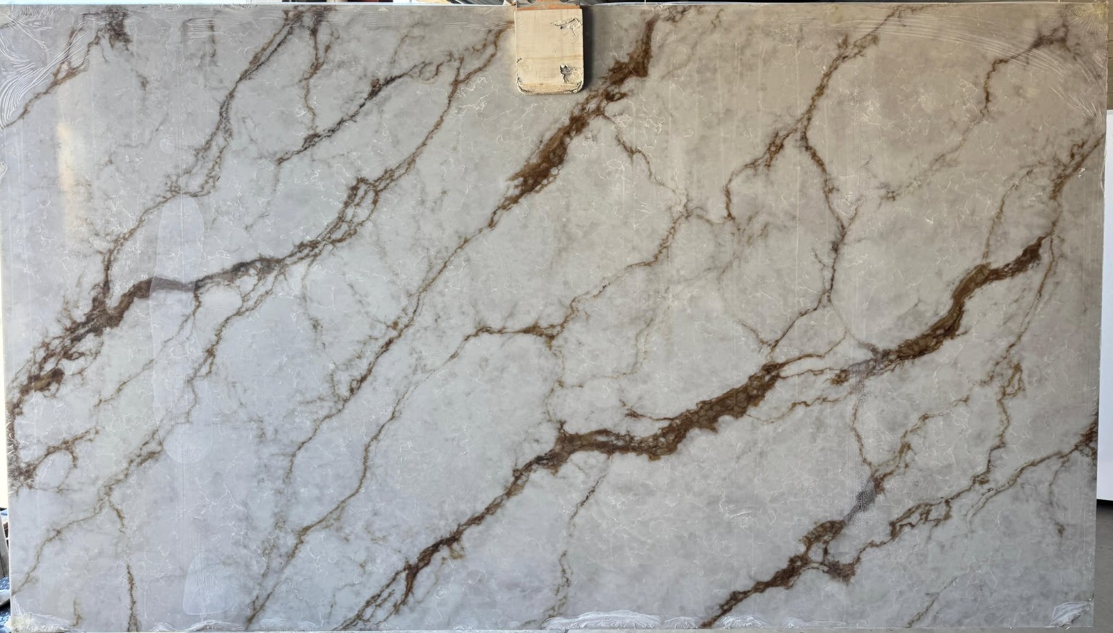 Calacatta Borghini PRINTED QUARTZ slab sample